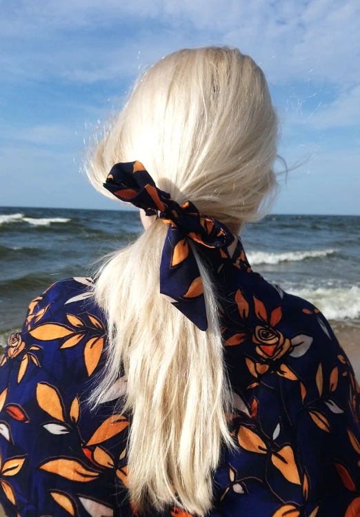 różane scrunchie gumka
