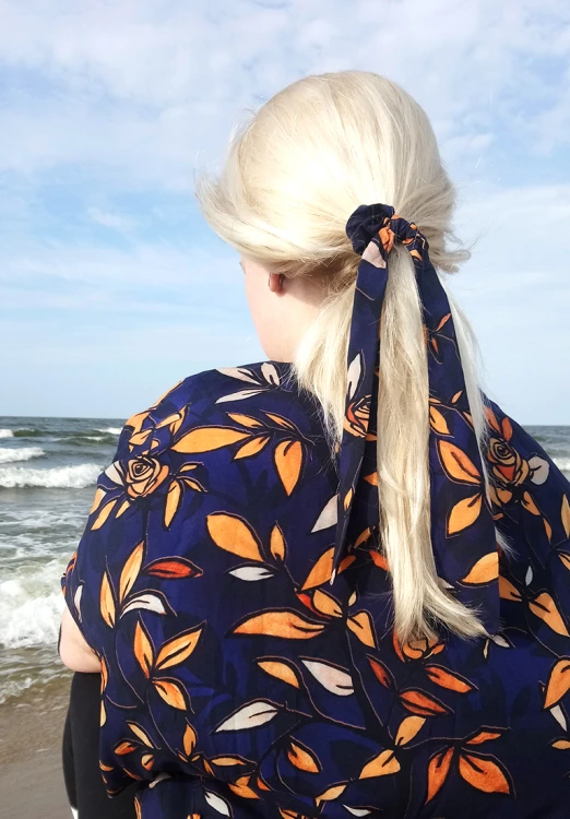 żółte róże scrunchie
