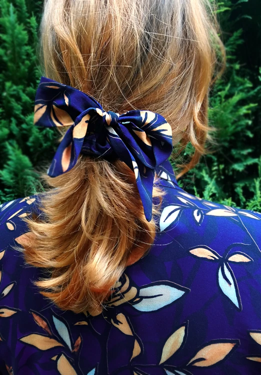 granatowe róże scrunchie gumka