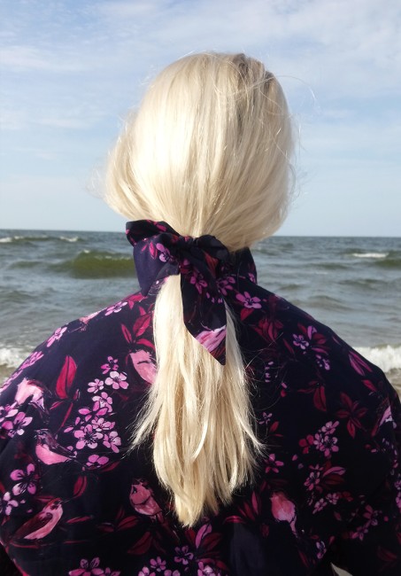 fioletowa scrunchie gumka