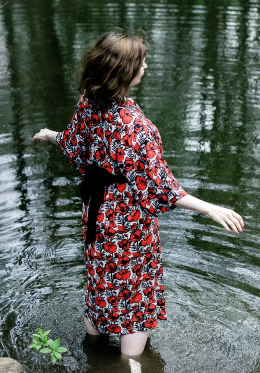 czerwone_kimono_maki_w wodzie.jpg
