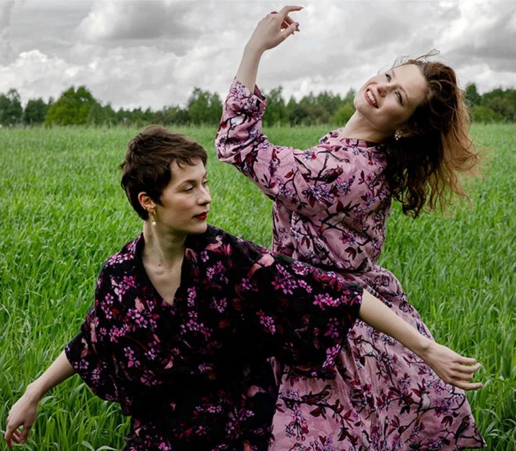 czarne kimono w kwiaty nawrotanka.jpg