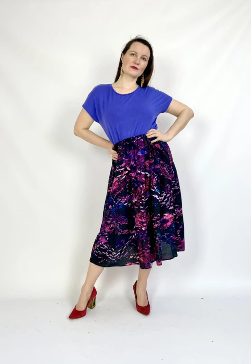 elegancka stylizacja wzorzystej spódnicy do czerwonych obaców i niebieskiej bluzki