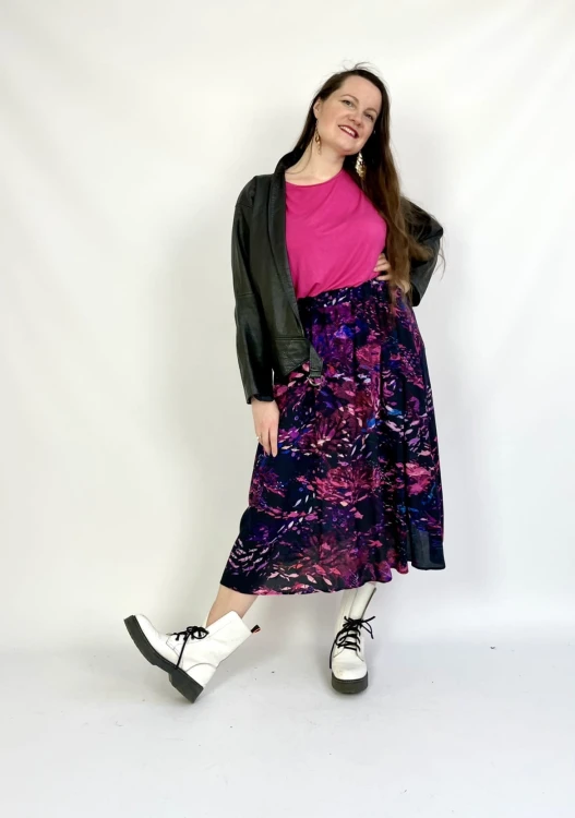 wzorzysta spódnica z wiskozy w różowo-fioletowe rybki autorski print nawrotanka stylizacja na rockowy koncert z martensami, skórzaną ramoneską i różoym topem