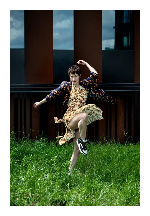 żółta sukienka + kimono w róże.jpg