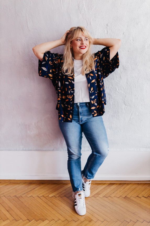 NAWROTANKA krótkie kimono granatowe w żółte liście z wiskozy.jpg