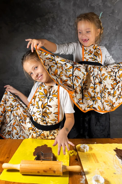 NAWROTANKA fartuszek do pieczenia i gotowania żółty dla dzieci.jpg