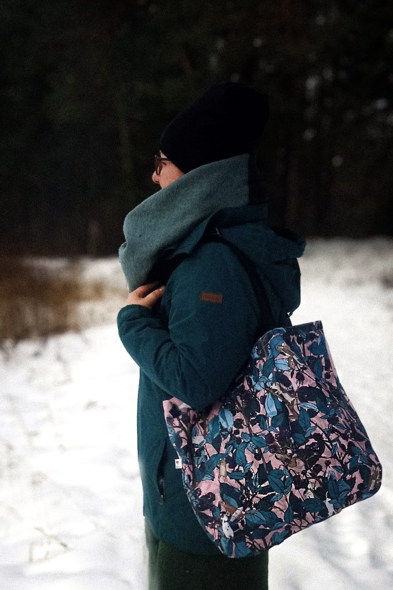 nawrotanka bawełniana szoperka duża torba rozowa z nadrukiem turkusowych jeżyn.jpg