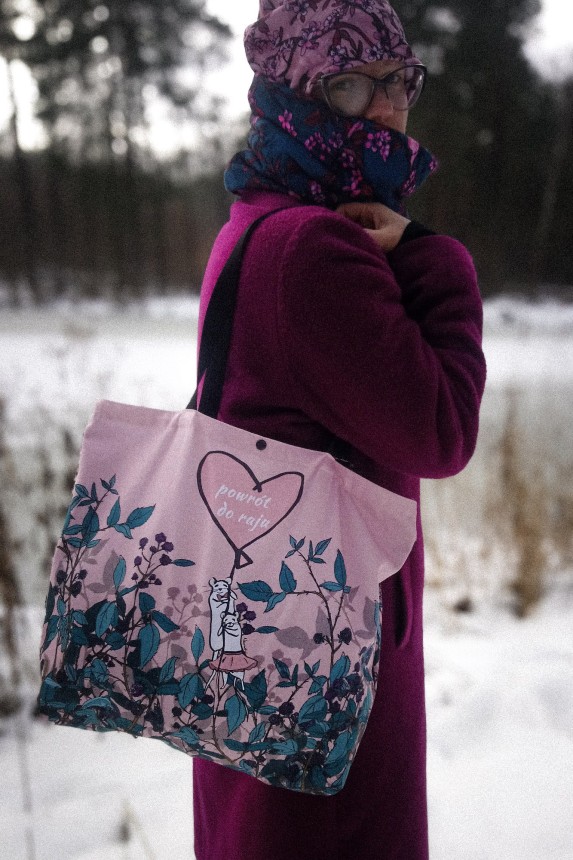 nawrotanka bawełniana szoperka duża torba rozowa z nadrukiem turkusowych jeżyn kolorowa stylizacja na zime.jpg
