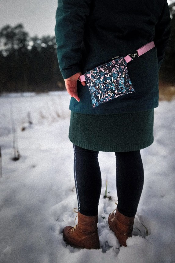 nawrotanka bawełniana saszetka nerka na biodra mała torebka pastelowy roz i turkus w myszki i jezyny turkusowa kurtka.jpg