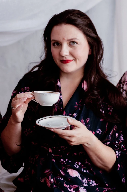 NAWROTANKA wiskozowe KIMONO bluzka kopertowa w kwiaty czarno-różowa elegancka brunetka porcelana filiżnaka do herbaty luksus.jpg