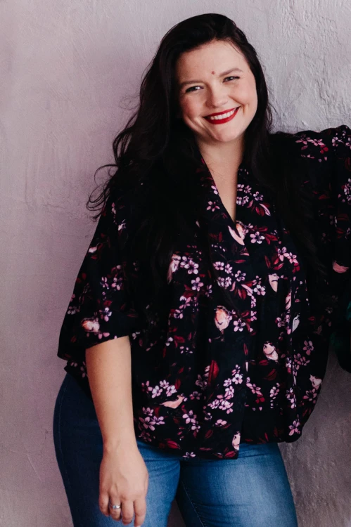 NAWROTANKA wiskozowe KIMONO do jeansów czarna bluzka w kwiaty elegancka brunetka czerwona szminka.jpg