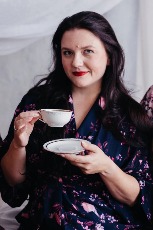 NAWROTANKA wiskozowe KIMONO domowy szlafrok w kwiaty grantatowe elegancka brunetka porcelana filiżnaka do herbaty luksus.jpg