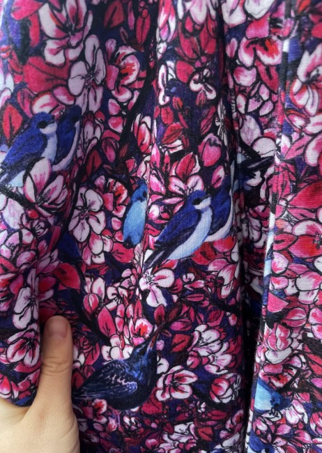 detal printu niebieskie ptaki w kwitnacej jabłoni kwiatowy wzór wiosenny bluza bawełniana wiązana w talii paskiem NAWROTANKA.jpg