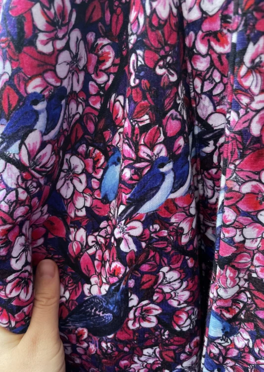 detal printu niebieskie ptaki w kwitnacej jabłoni kwiatowy wzór wiosenny bluza bawełniana wiązana w talii paskiem NAWROTANKA.jpg