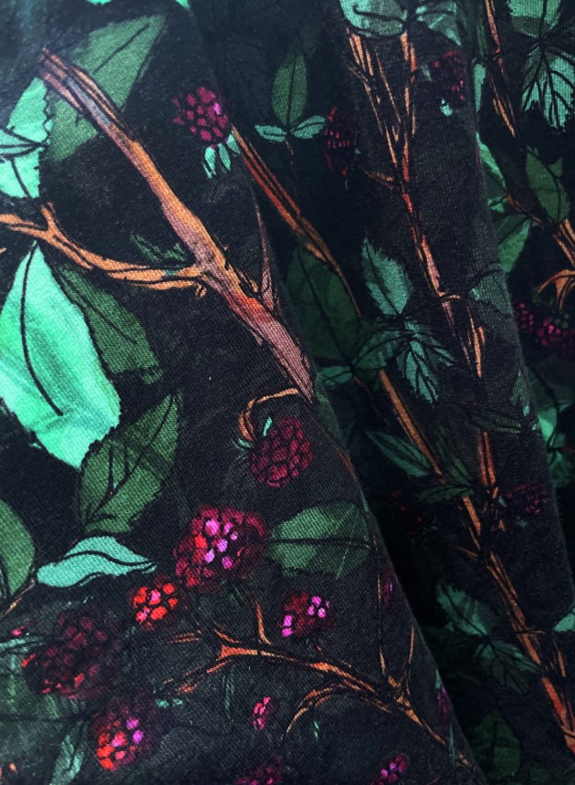 detal zielonego printu leśne maliny wzór botaniczny owoce bluza bawełniana wiązana w talii paskiem NAWROTANKA.jpg