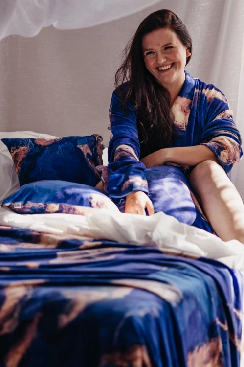 nawrotanka niebieski print chmury kimono, poduszki i narzuta na łóżko.jpg