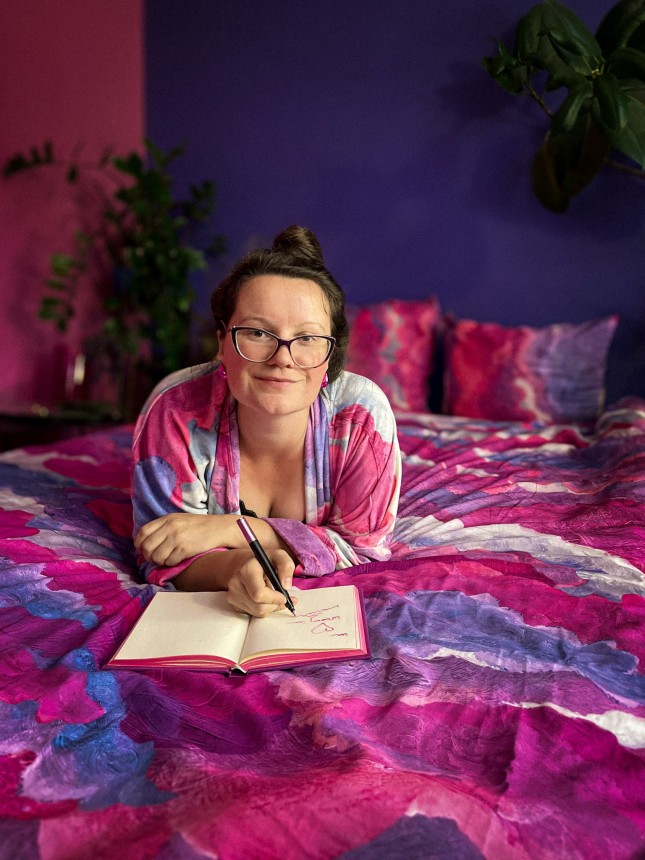 rozowa posciel dla marzycielek w chmury malowane niebo artystka sypialnia kolorowa czyta ksiazke nawrotanka kimono szlafrok różowy (2).jpg