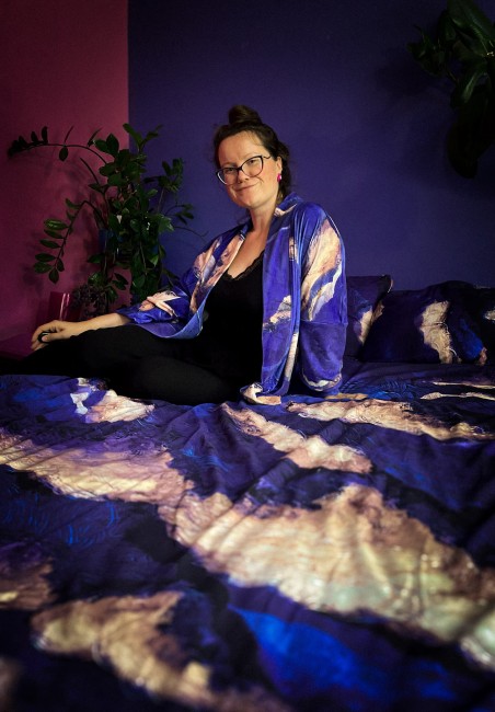 niebieska posciel dla marzycielek w chmury malowane niebo artystka sypialnia kolorowa nawrotanka kimono szlafrok kobalt ultramaryna (1).jpg