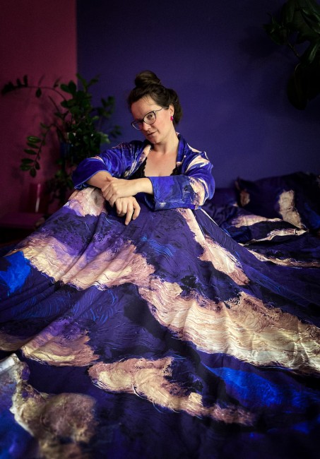 niebieska posciel dla marzycielek w chmury malowane niebo artystka sypialnia kolorowa nawrotanka kimono szlafrok kobalt ultramaryna rozowa poduszka (3).jpg