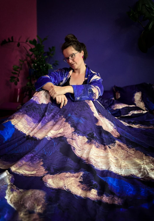 niebieska posciel dla marzycielek w chmury malowane niebo artystka sypialnia kolorowa nawrotanka kimono szlafrok kobalt ultramaryna rozowa poduszka (3).jpg