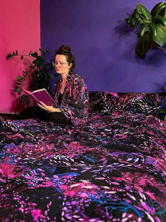 artystka sypialnia kolorowa nawrotanka kimono szlafrok różowy fiolet niebieski czarny welur aksamit.jpg