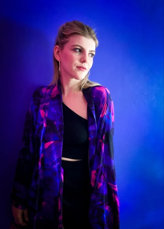 kimono aurora portet na niebeiskim tle.jpg