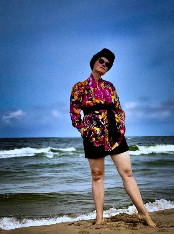 MORZE BAŁTYK WAKACJE PEWNA SIEBIE KOBIETA złote osmiornice print jak tatuaz japoński nawrotanka KIMONO KOSZULA 1.jpg