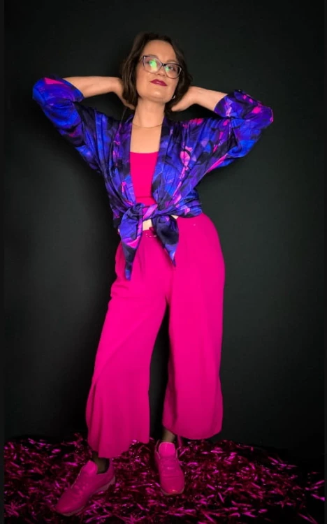 kimono jak koszula wiazana w talii fioletowo rozowa stylizacja casual kuloty sneakersy neonowe nawrotanka.jpg