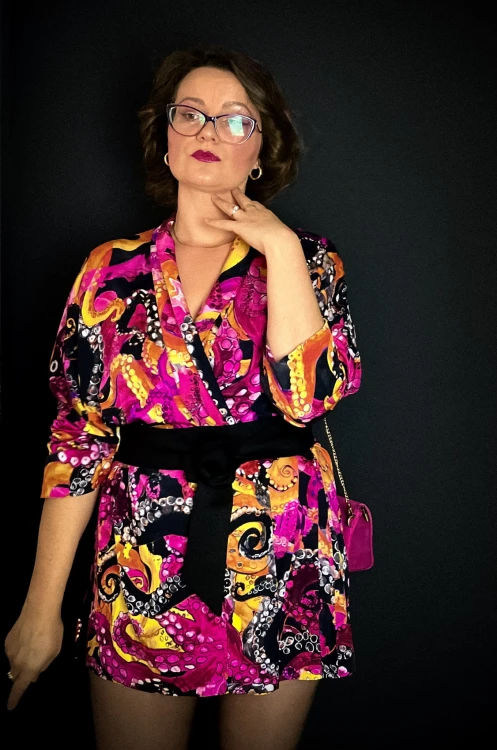 kimono sukienka mini ośmiornice wzór autorski print fuksja pomarańcz żółty czarny pasek różowa torebka złote kolczyki.jpg