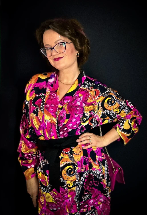 kimono sukienka kopertowa ośmiornice wzór autorski print fuksja pomarańcz żółty czarny pasek różowa torebka złote kolczyki.jpg