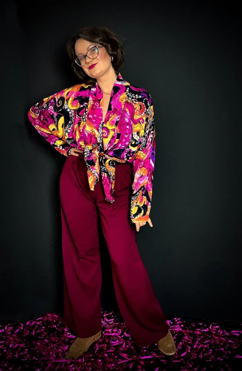 kimono koszula zaawiązana w talii ośmiornice wzór autorski print fuksja pomarańcz żółty czarny bordowe spodnie dzwony szwedy kuloty burgund trend jesieni kowbojki zamszowe brąz botki złote kolczyki.jpg