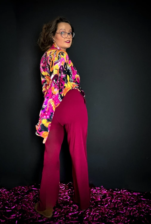 kimono koszula włożona w spodnie ośmiornice wzór autorski print fuksja pomarańcz żółty czarny bordowe dzwony szwedy kuloty burgund trend jesieni kowbojki zamszowe brąz botki złote kolczyki.jpg