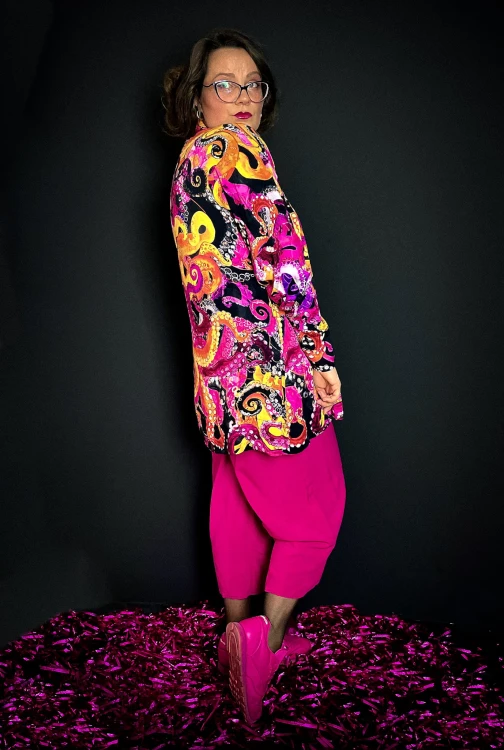 kimono koszula ośmiornice wzór autorski print fuksja pomarańcz żółty czarny różowe szwedy kuloty sneakersy magenta złote kolczyki.jpg