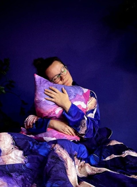 niebieska-posciel-dla-marzycielek-w-chmury-malowane-niebo-artystka-sypialnia-kolorowa-nawrotanka-kimono-szlafrok-kobalt-ultramaryna-rozowa-poduszka-DETAL.jpg
