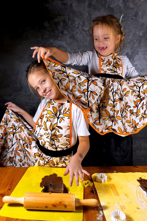 NAWROTANKA fartuszek do pieczenia i gotowania żółty dla dzieci.jpg