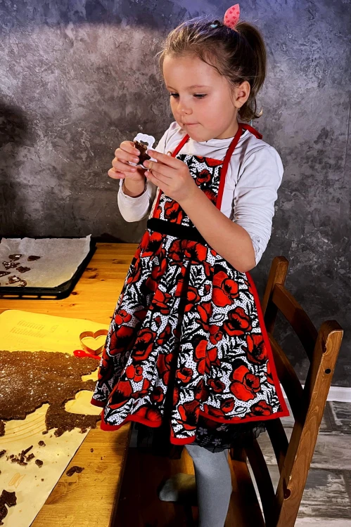 NAWROTANKA fartuszek do pieczenia i gotowania w czerwonne maki dla dziewczynki.jpg