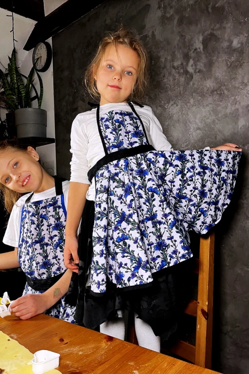 NAWROTANKA fartuszek do pieczenia i gotowania w niebieskie chabry dla dziewczynki.jpg