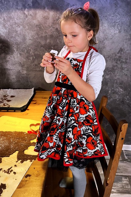 NAWROTANKA fartuszek do pieczenia i gotowania w czerwonne maki dla dziewczynki.jpg