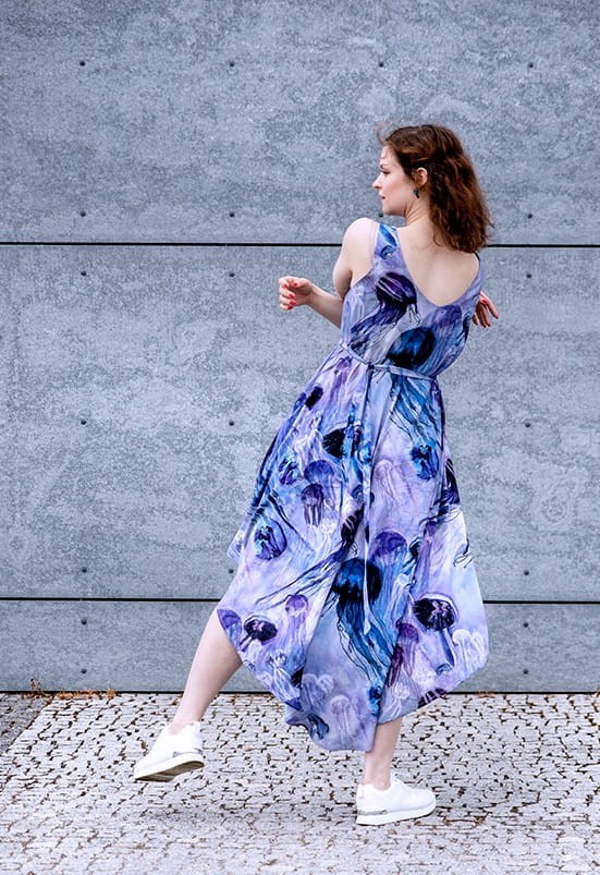 sukeinka z dekoltem na plecach nawrotanka