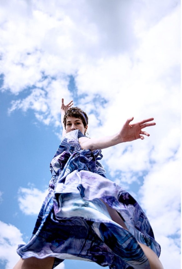 niebieska sukienka nawrotanka