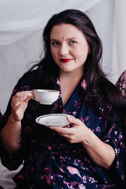NAWROTANKA wiskozowe KIMONO domowy szlafrok w kwiaty grantatowe elegancka brunetka porcelana filiżnaka do herbaty luksus.jpg