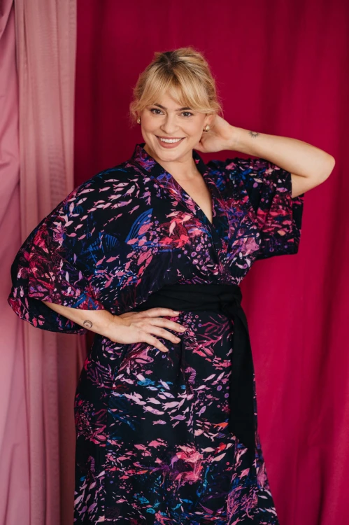 NAWROTANKA wiskozowe kimono w różowe rybki na czrnym tle.jpg