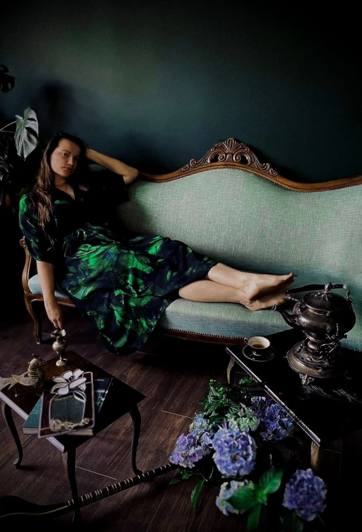 zielony salon z kwiatami i retro meble szmaragdowe kimono.jpg