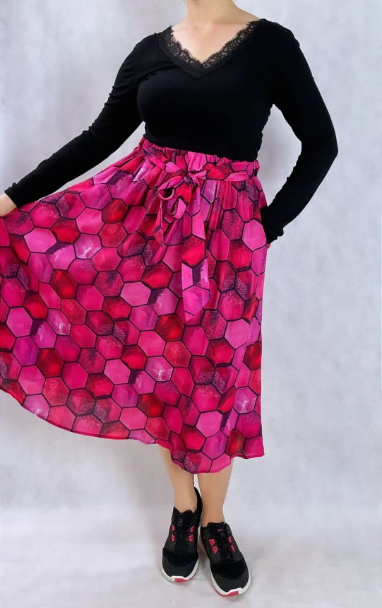 rozowa spodnica w heksagony nawrotanka.jpg