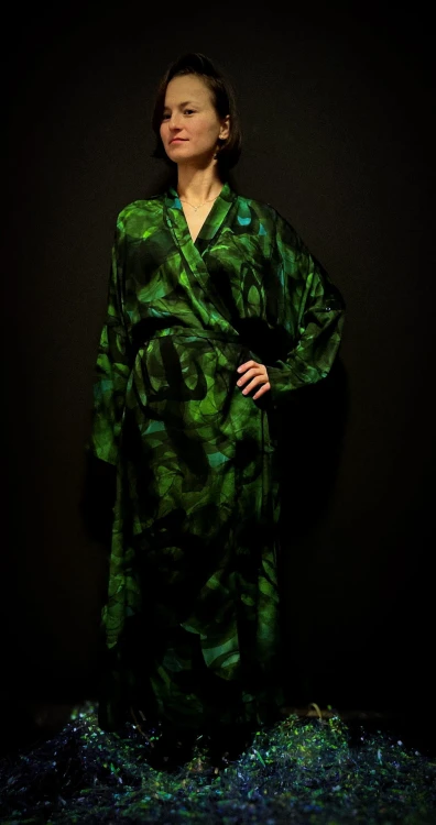 zielone kimono premium na drobnej kobiecie.jpg