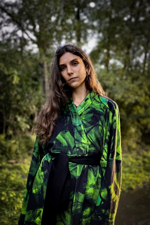 NAWROTANKA-zielone-kimono-abstrakcyjny-print-aksamitna-bluza-wiazana-marynarka-velvet-2.jpg