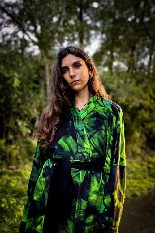 NAWROTANKA zielone kimono abstrakcyjny print aksamitna bluza wiązana marynarka velvet (2).jpg