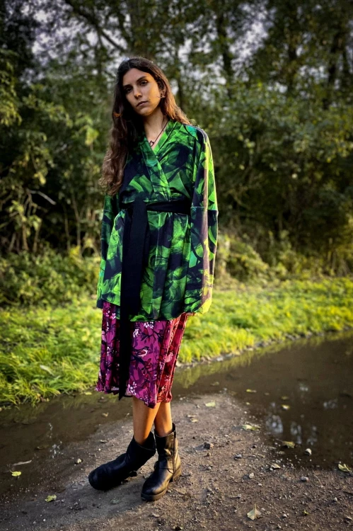 NAWROTANKA zielone kimono abstrakcyjny print aksamitna bluza wiązana marynarka velvet (1).jpg