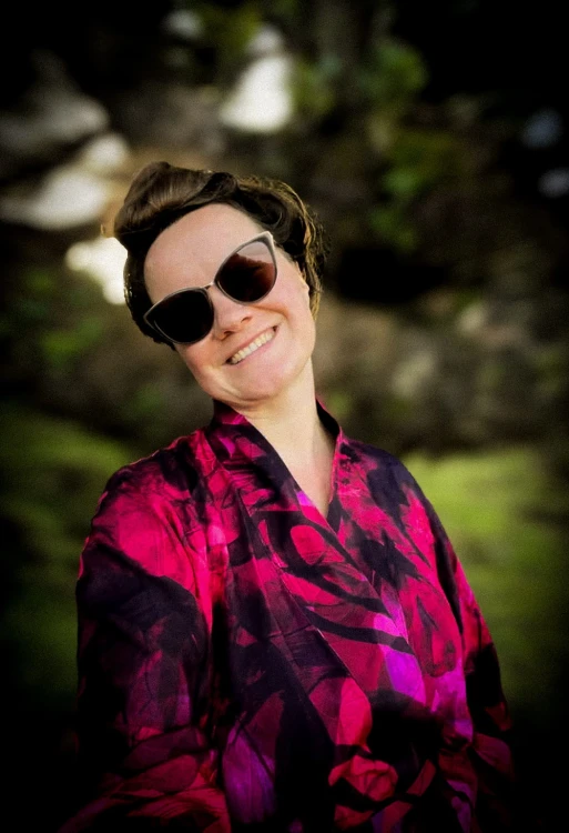 rozowe kimono w zielonym lesie.jpg